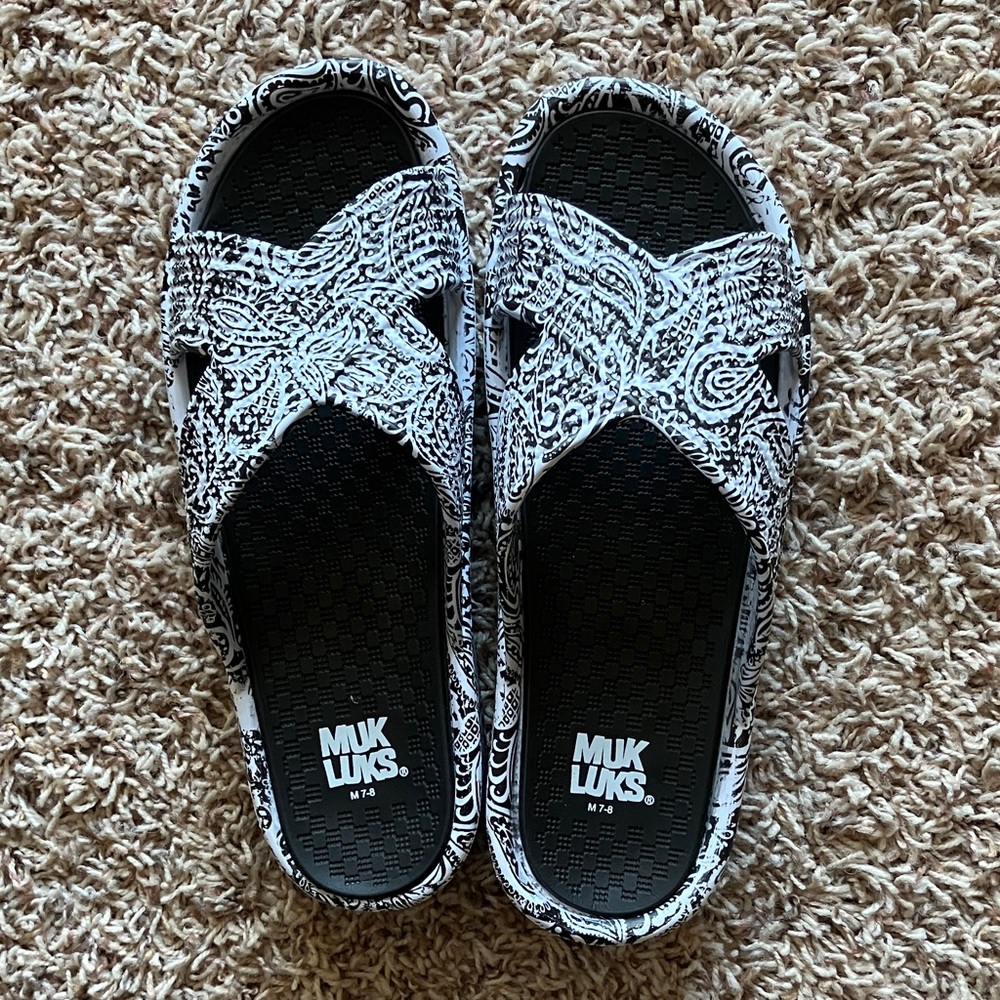 Muk Luks Women's Patterned Black and White Sandals size 7-8. Never worn